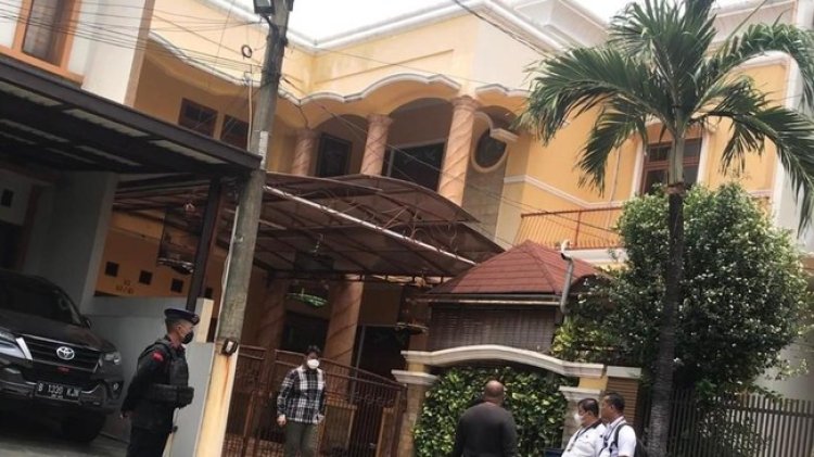Waduh! Rumah Ketua KPK Firli di Bekasi Terhubung dengan Ruko Pijat Refleksi