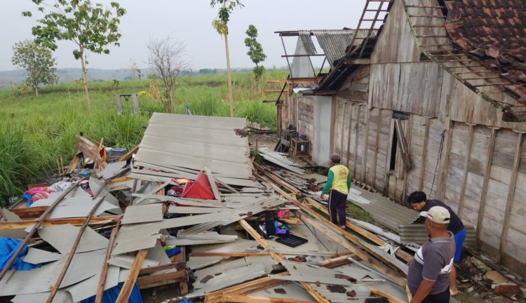 Cuaca Ektrim Landa Ngawi, Dua Rumah Roboh Satu Petani Tewas Tersambar Petir