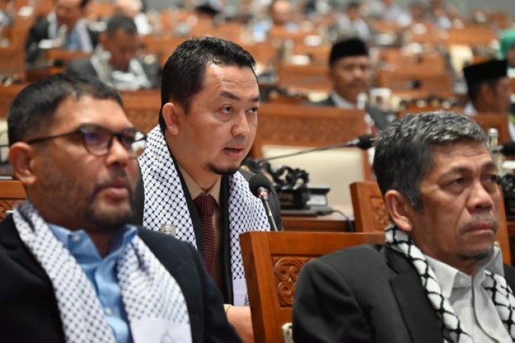 Hadiri Rapat Paripurna Anggota Parlemen Kenakan Syal Palestina