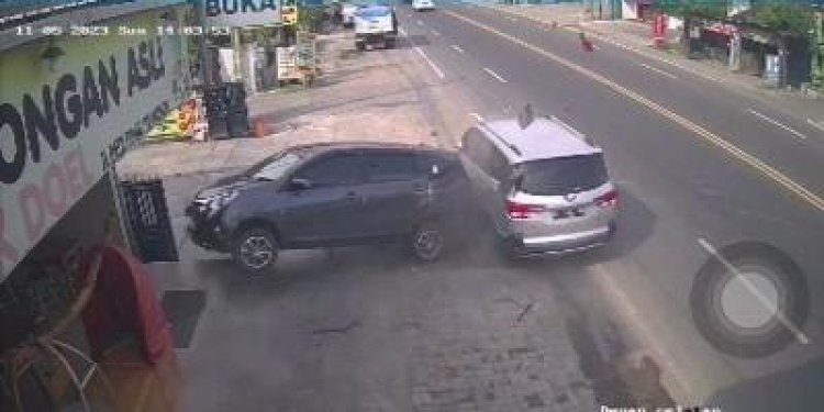 Terekam CCTV, Wuling Tabrak Agya Kang Parkir dan Dump Truck di Nglames Madiun