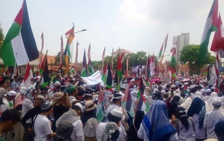 Khofifah Bergabung dengan Puluhan Ribu Warga Surabaya di Aksi Bela Palestina