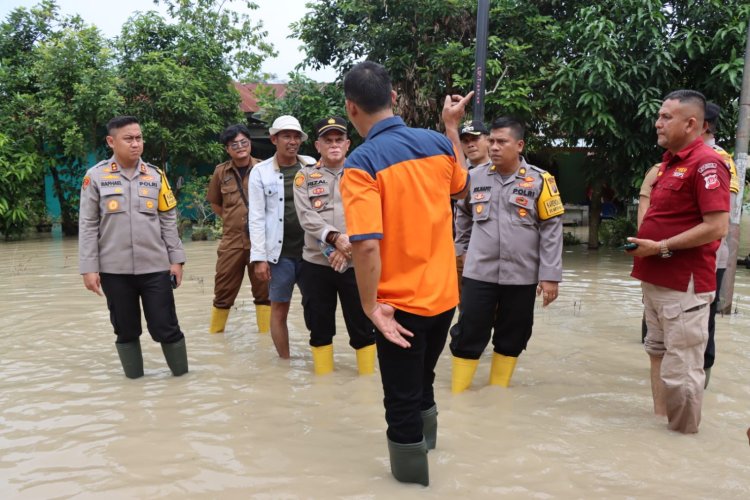 Kapolresta Deli Serdang Meninjau Titik Bencana Banjir  dan Memberikan Bantuan
