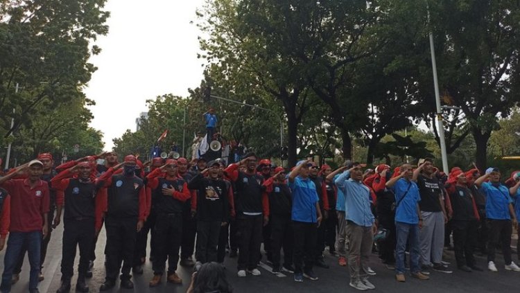 Demo Buruh di Balkot DKI Bubarkan Diri Usai Nyanyi Indonesia Raya Bareng Polisi