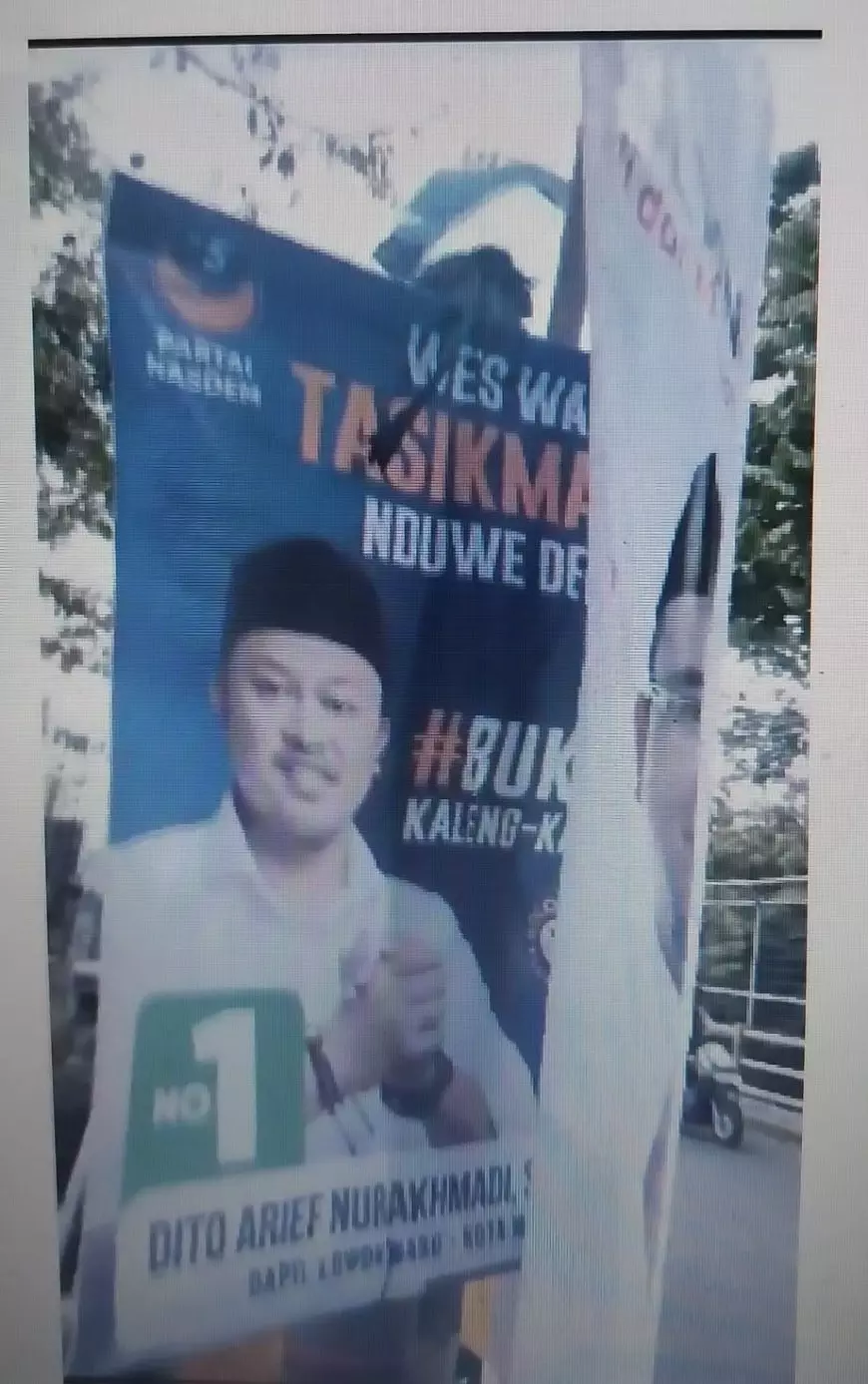 Banner Ditutup Caleg Lain, Dito Arief Protes