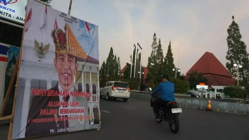 Muncul BEM Baru di UGM, Pasang Baliho Jokowi 'Alumnus Paling Membanggakan'