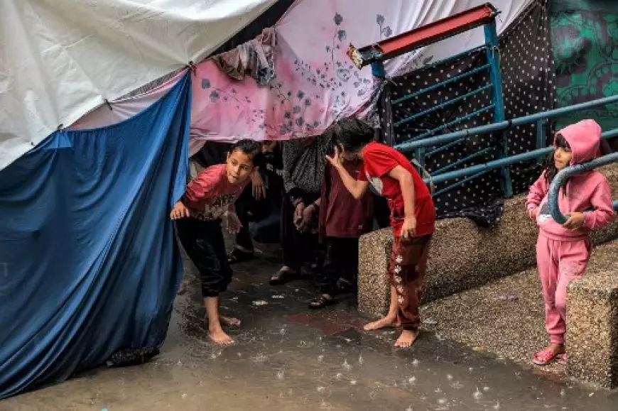 Buldozer Israel Hancurkan Tenda Warga di Luar RS Kamal Adwan Gaza