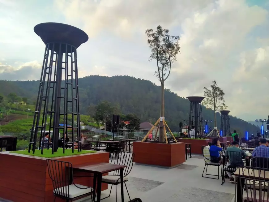 Fifteen Celsius Sky Lounge Outdoor Was Back, Destinasi Langit Dengan Konsep Api Obor Terbesar di Jawa Timur