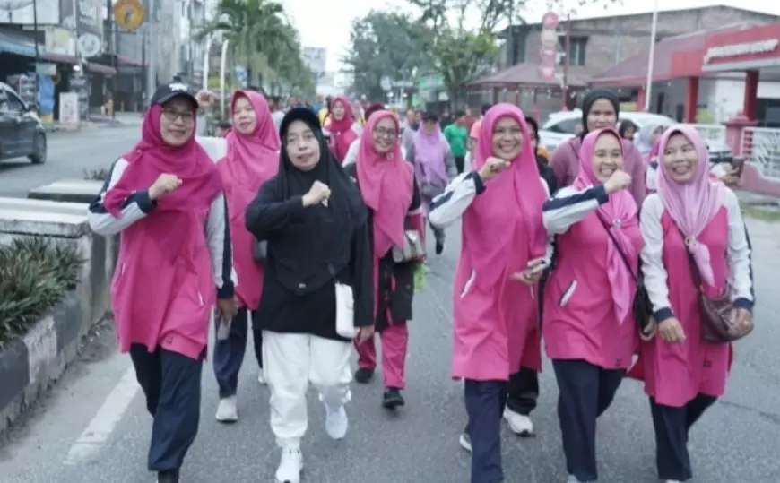 Bupati Lepas Gerak Jalan Santai Dalam Rangka Hari Guru Nasional dan HUT ke-78 PGRI