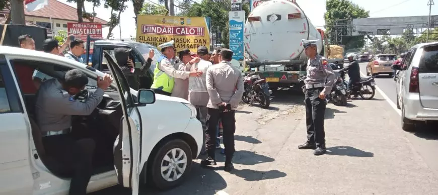 Ganggu Pelayanan, Belasan Calo SIM di Satpas Singosari Diamankan Polres Malang
