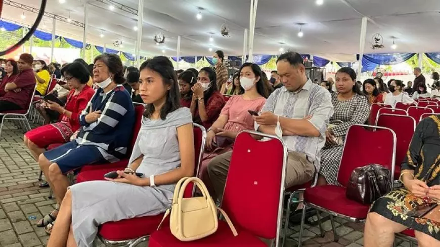 Para Jemaat Mulai Mulai Padati Gereja Katedral Jakarta Jelang Misa Pontifikal