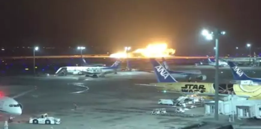Pesawat Terbakar di Landasan Pacu Bandara Tokyo