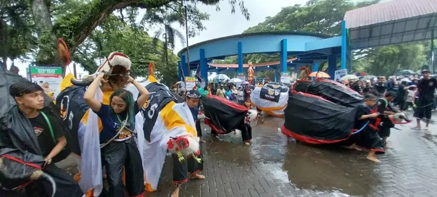 Hujan Deras, Ribuan Orang Tak Beranjak Menyaksikan Hiburan dalam Kampanye DPD Nasdem Kota Malang