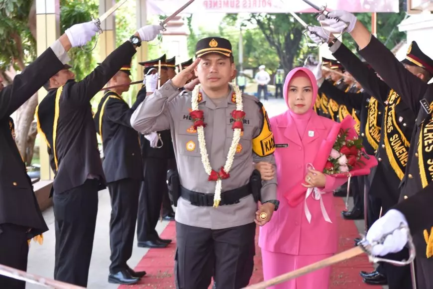 Kapolres Baru Di Sumenep Disambut Tradisi Pedang Pora Dan Tari Muang ...