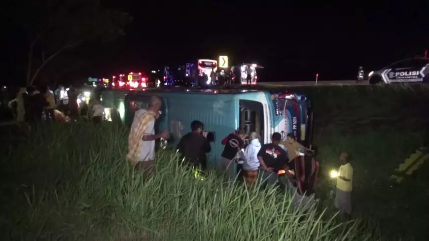 Bus Rombongan SMAN 1 Sidoarjo Tabrak Truk  di Tol Ngawi, 2 Orang Tewas