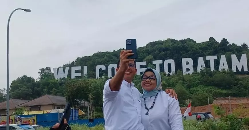 Anies Selfie Berlatar 'Welcome to Batam' Kira-kira Ingin Sanpaikan Apa Ya?