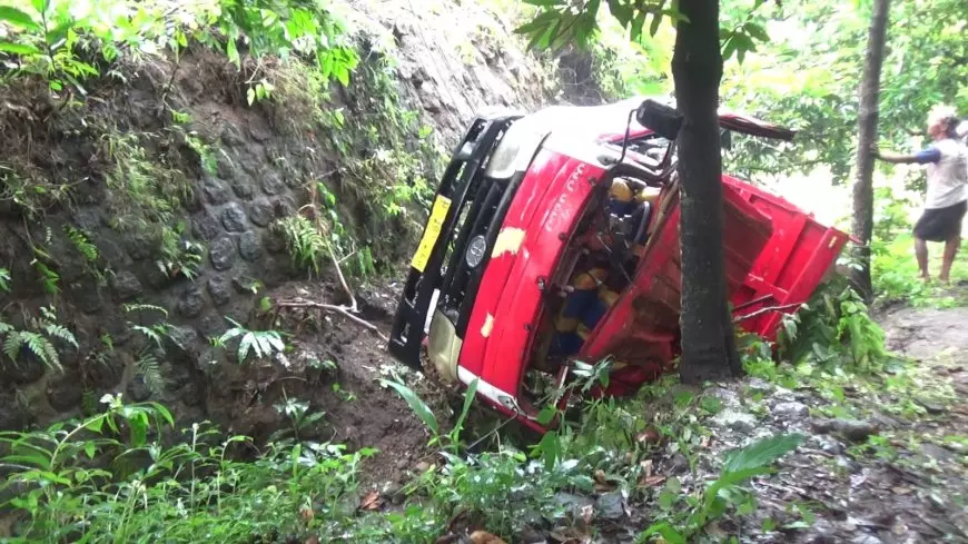 Truk Pasir Mundur di Tanjakan Karangnongko Ngawi Tabrak Mobil Lalu Masuk Jurang Sedalam 4 Meter