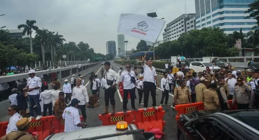 Demo Apdesi di Depan DPR Ricuh, Blokade Tol - Lubangi Tembok dan Robohkan Pagar