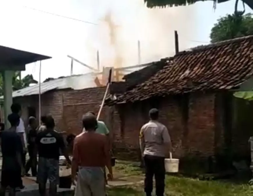 Gara-gara Masak Ditinggal, Rumah dan Dapur Warga Kartoharjo Magetan Ludes Terbakar