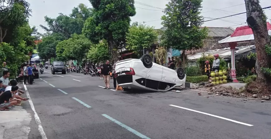 Tabrak Pohon di Jalan Wilis Kota Magetan, Toyota Calya Terbalik