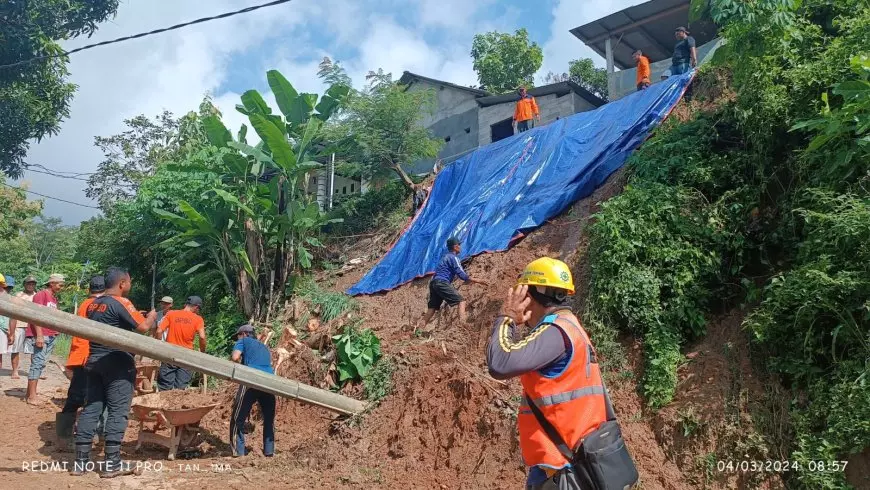 Diguyur Hujan Deras, Talut 10 Meter Longsor di Magetan Tutup Jalan Alternatif Desa Ngaglik-Cileng