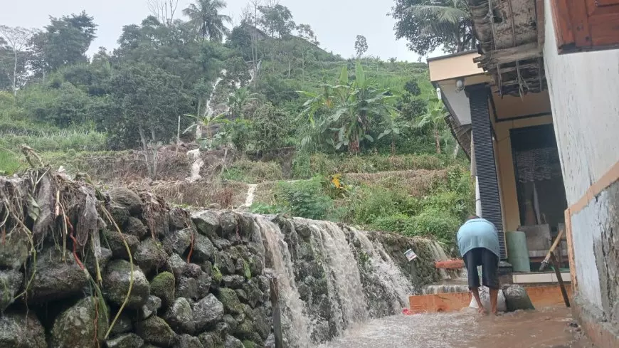 Banjir Terjang Belasan Rumah di Magetan Usai Talut Irigasi pada Desa Dadi Ambrol