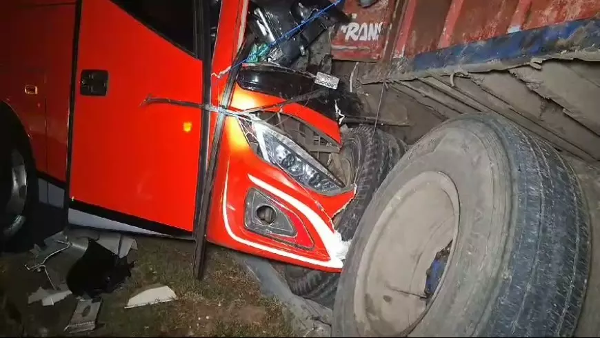 Tabrak Bokong Truk di Ruas Tol Ngawi, 8 Orang Penumpang Bus Dilarikan Kerumah Sakit