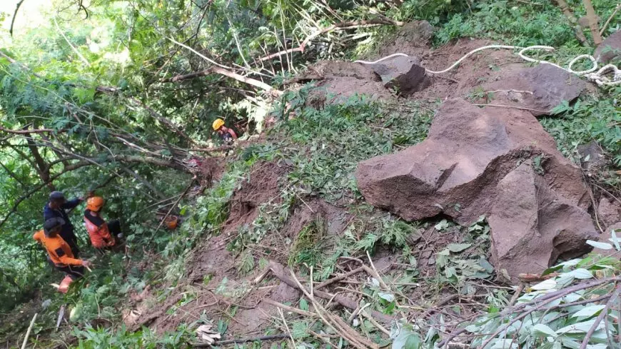 BPBD Magetan Evakuasi Batu Besar Rawan Jatuh dari Ketinggian 50 Meter