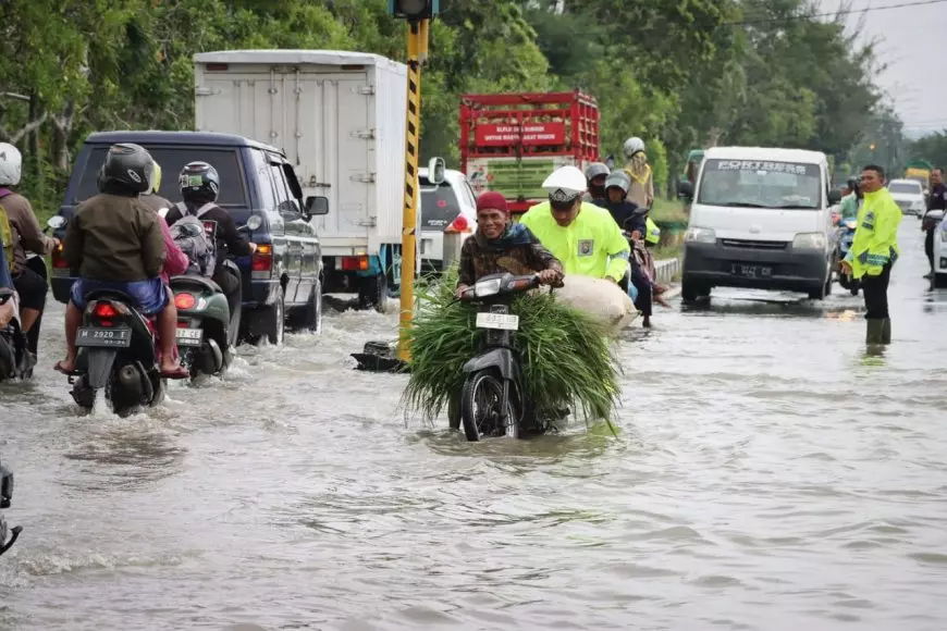 Digenangi Banjir, Polres Sumenep Sigap Atur Lalin Bantu Pengendara 