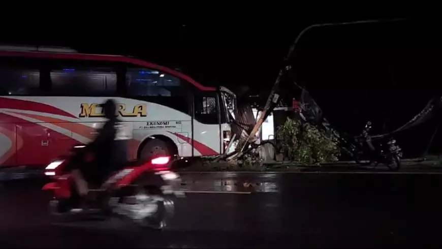 Bus Mira Ringsek Tabrak Warning Lamp dan Teras Rumah Warga Ngawi