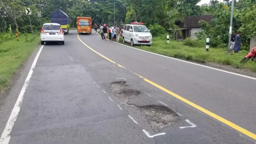 Jalan Berlubang Ngawi-Solo Memakan Korban, Pengendara Motor Asal Magetan Tewas Tertabrak Truk