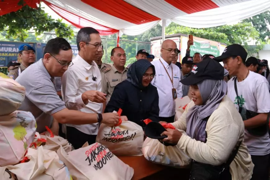 Pastikan Inflasi Terjaga, PJ Gubernur DKI Kunjungi Bazar Sembako di Cengkareng