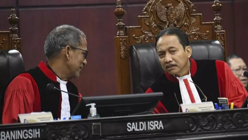 Hakim MK Tanya Alasan Jokowi Sering Bagi Bansos ke Jateng