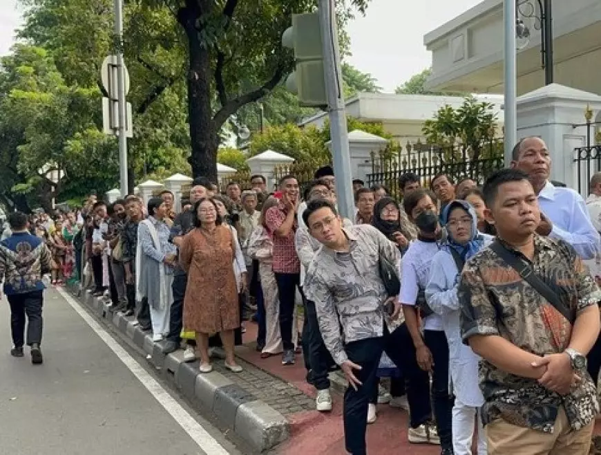 Melihat Antusiasme Warga Hadiri Open House Jokowi di Istana Negara
