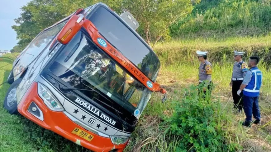 Sopir Ngantuk, Bus Rosalia Indah Kecelakaan di Tol Batang
