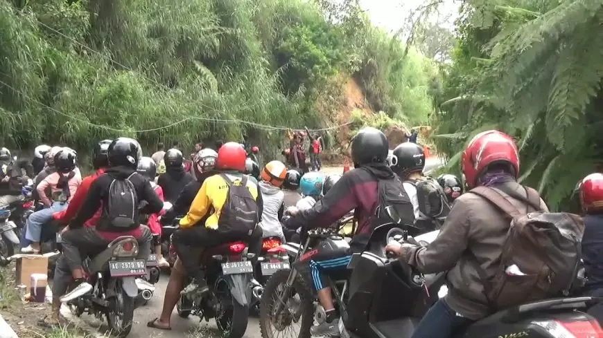 Tebing Longsor di Jalan Tembus Sarangan, Arus Lalin Jatim - Jateng Macet