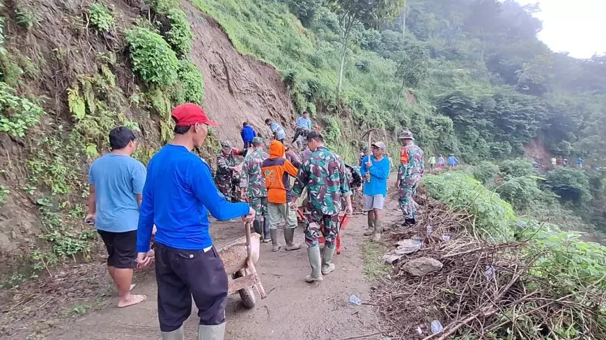 Hujan Deras di Magetan Picu Bencana! Jalan Amblas dan Tanah Longsor 550 KK Terisolir