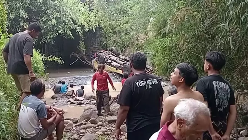 Truk Engkel Diduga Ugal-ugalan Tercebur Sungai di Milangasri Magetan, Sopir Patah Kaki