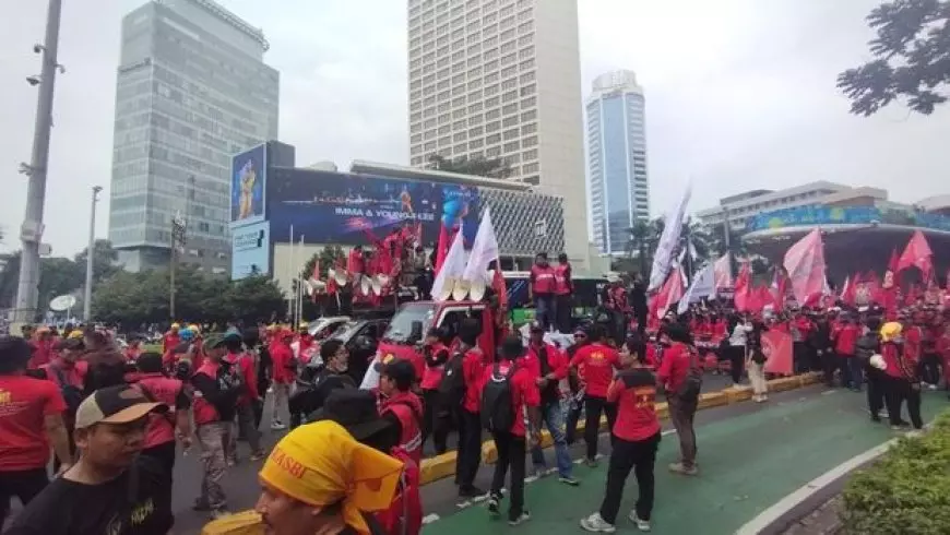 Awas! Lalin Macet Massa Buruh Long March ke Bundaran HI