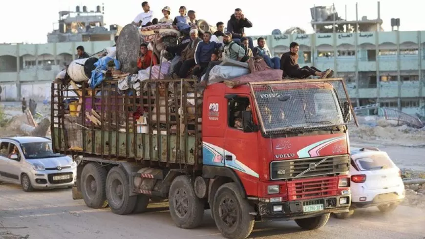 Kendarai Truk Terbuka Warga Palestina Mulai Kosongkan Rafah