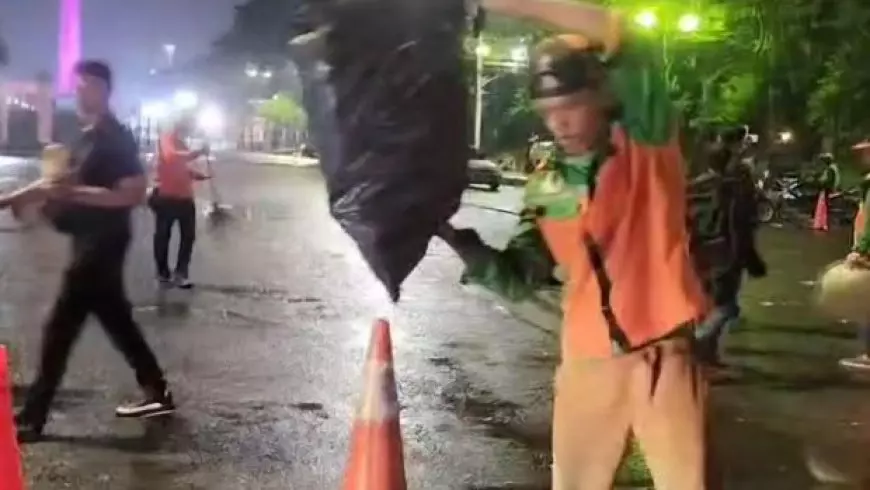 Konser HUT Bhayangkara Usai, Polisi Gotong Royong Bersih-bersih Monas
