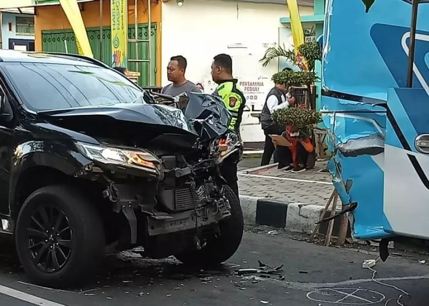 Pajero Hancur Tabrak Bus di Depan Kantor Dinkes Magetan